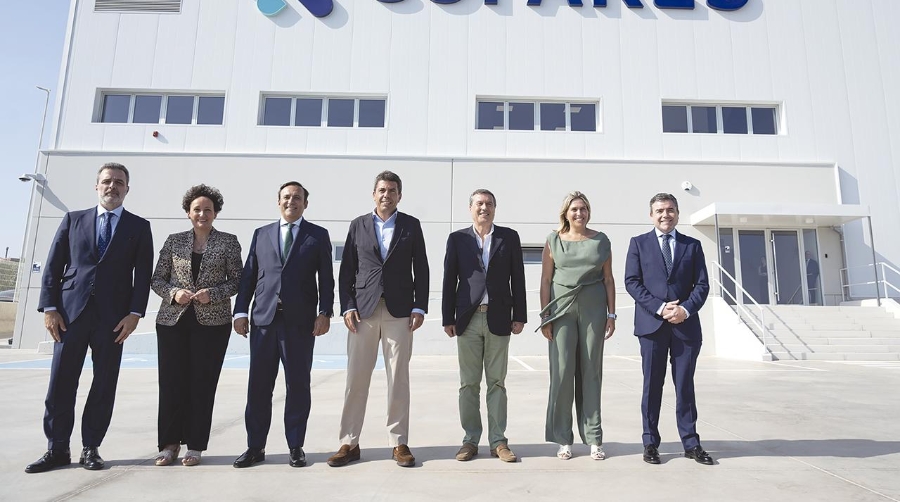 Autoridades presentes en la inauguración del nuevo centro de distribución.