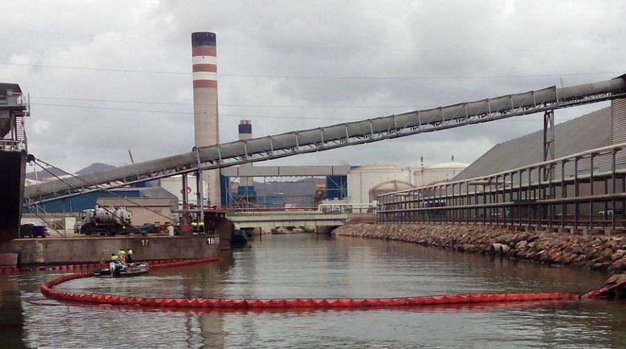 Cartagena activa su protocolo ante el vertido en la Rambla de Escombreras