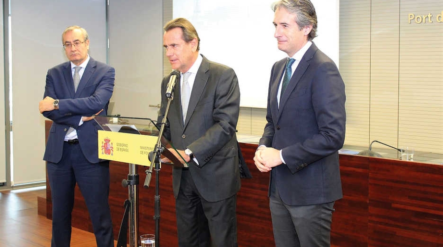 Jos&eacute; Llorca, presidente de Puertos del Estado; Sixte Cambra, presidente de la Autoridad Portuaria de Barcelona; e &Iacute;&ntilde;igo de la Serna, ministro de Fomento. Foto JM Rojas.