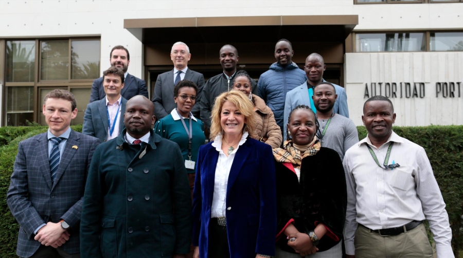 Foto de familia de la visita de la Delegación de Uganda al Puerto de Huelva.