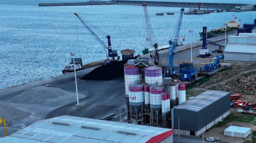 La empresa, decana en Punta Langosteira, ha operado hasta el momento 120 buques y más de 700.000 toneladas de cemento.