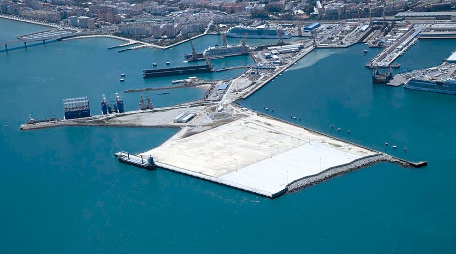 En primer término, la nueva Terminal de Contenedores del Puerto de Cádiz.