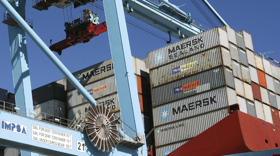 Maersk mantiene su acuerdo con Amazon para reducir las emisiones contaminantes.