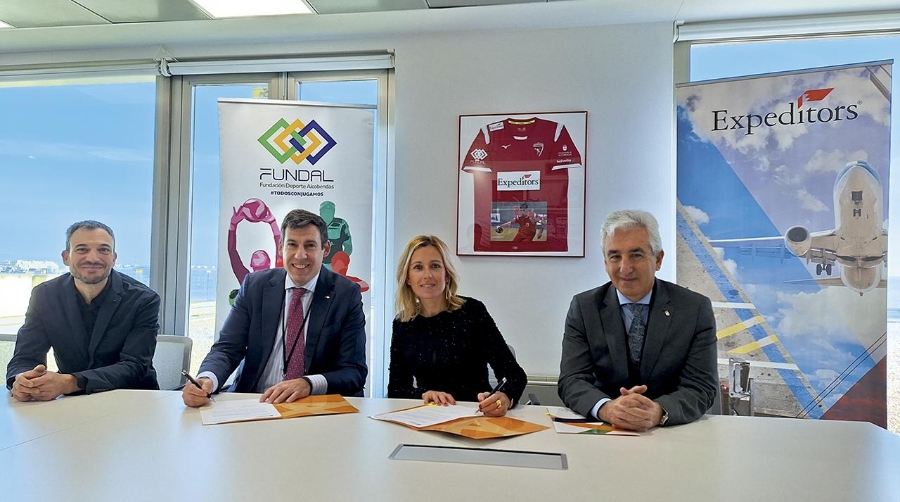 Ángel Castaño, presidente del Club Balonmano Alcobendas; Diego Díaz, director de Expeditors España; Rocío García, alcaldesa de Alcobendas y Jesús Tortosa, concejal de Deportes del Ayuuntamiento de Alcobendas.