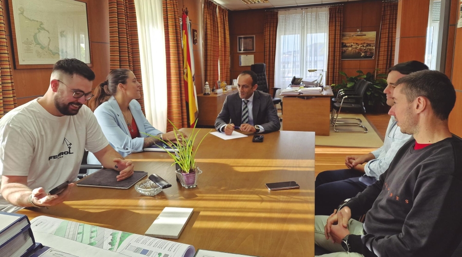 El presidente de la AP de Ferrol-San Cibrao, Francisco Barea (centro), con la nueva directiva de la AJE Ferrolterra.