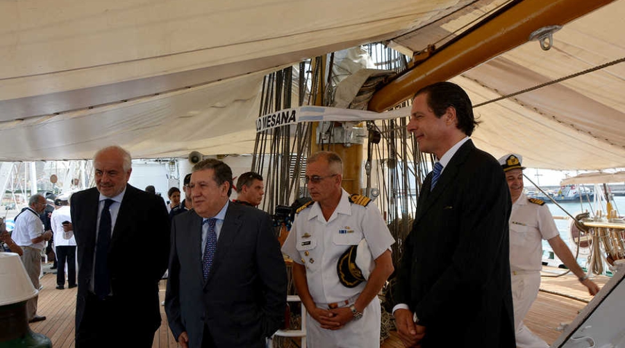 Maglione: &quot;El de Santa Cruz de Tenerife es un excelente puerto de log&iacute;stica y descanso&quot;.