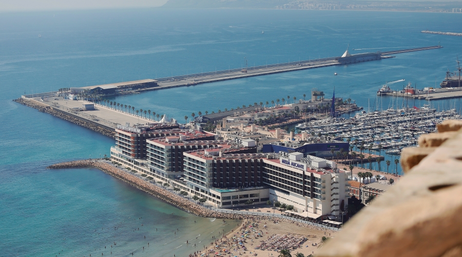 Vía libre a la marina para superyates en el Puerto de Alicante