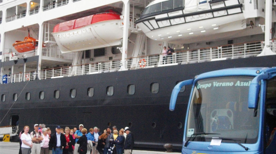 El &quot;Azamara Quest&quot; en el Puerto de Motril