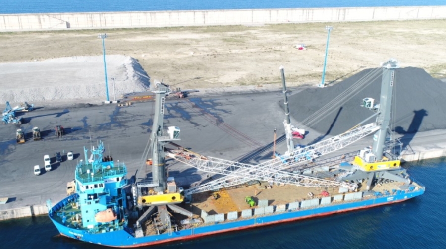 Mar&iacute;tima del Principado recibe en Gij&oacute;n una nueva gr&uacute;a Liebherr en su d&eacute;cimo aniversario