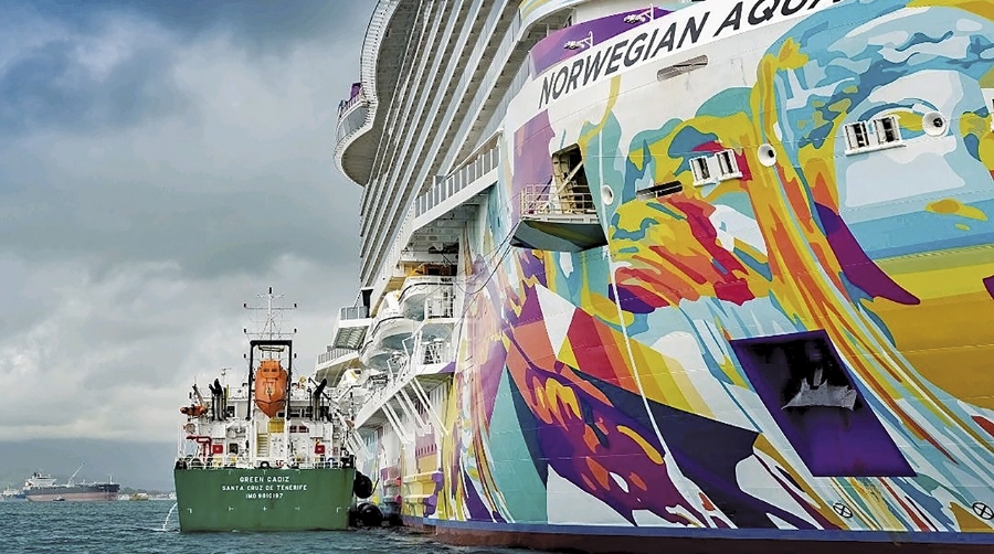 Operación de repostaje de combustible al crucero “Norwegian Aqua”.