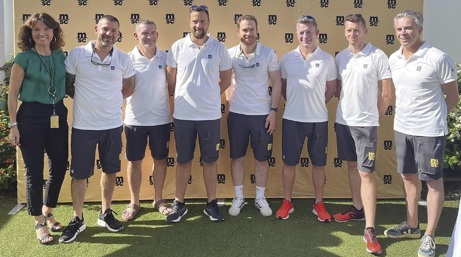 Carolina Lorente, directora de la oficina de MSC Valencia junto a la tripulación del MSC Sailing Team.