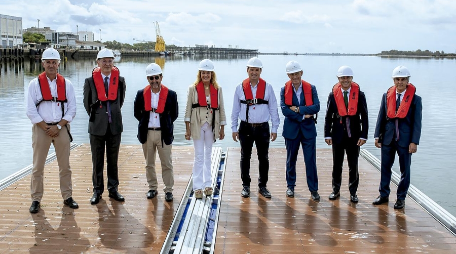El presidente de la Autoridad Portuaria de Huelva, Alberto Santana, y la alcaldesa de la ciudad, Pilar Miranda, han realizado hoy una visita a las obras.