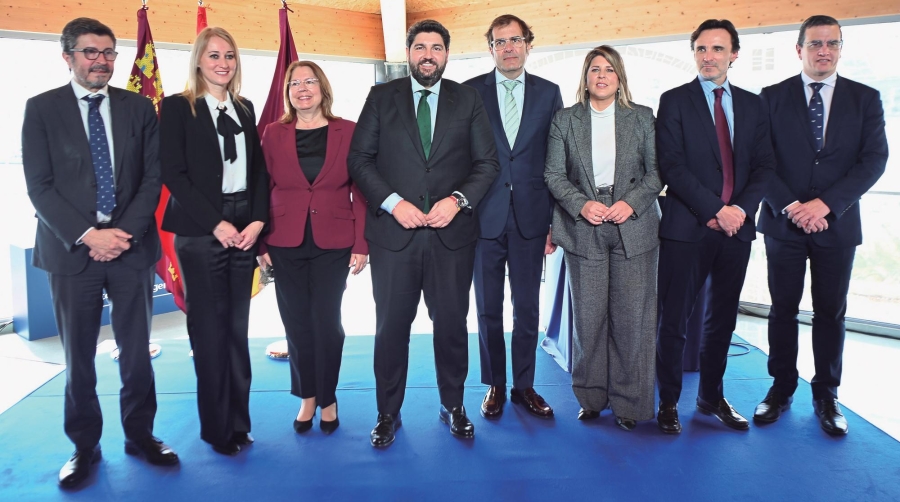 De izquierda a derecha, Álvaro Rodríguez Dapena, presidente de OPPE; Mariola Guevara, delegada del Gobierno en Murcia; Visitación Martínez, presidenta de la Asamblea Regional de Murcia; Fernando López Miras, presidente de Murcia; Pedro Pablo Hernández, presidente de la AP de Cartagena; Noelia Arroyo, alcaldesa de Cartagena; José García Montoro, consejero de Fomento de Murcia; y José María Gómez, director del Puerto de Cartagena.