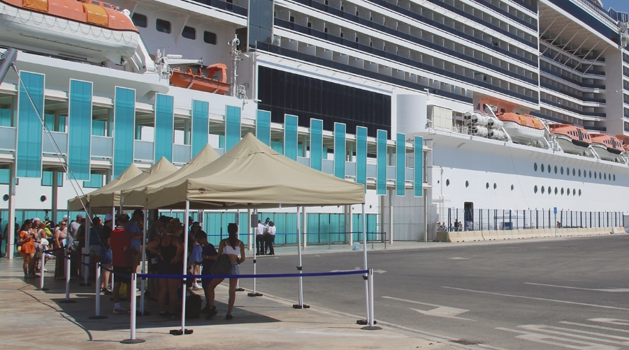 El recinto alicantino recibirá 14 buques de crucero en el mes de abril.