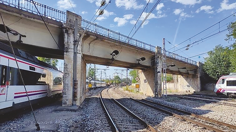 Adif también ha adjudicado la adaptación de paso superior en Aranjuez de la línea Madrid Chamartín-Valencia Norte.