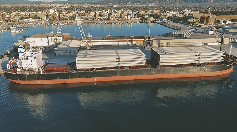 El buque “Metis Spirit” operando en el Puerto de Castellón.