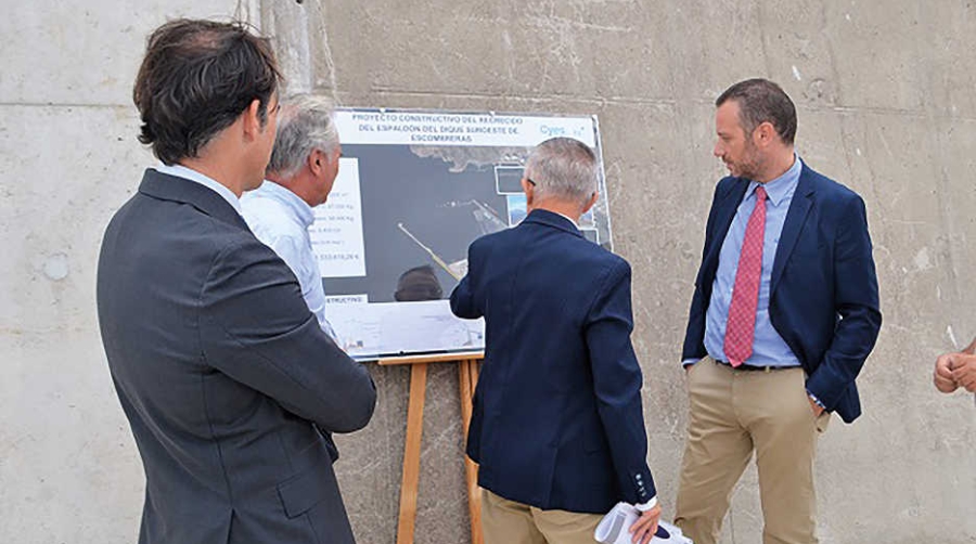 El presidente de la Autoridad Portuaria, Joaqu&iacute;n Segado, visit&oacute; el dique tras la finalizaci&oacute;n de las obras del espald&oacute;n.