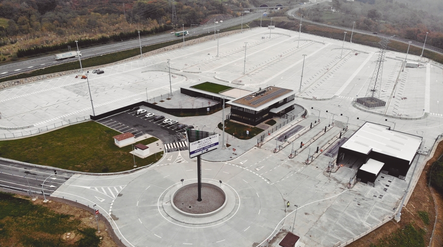 El proyecto prevé la construcción de una nueva plataforma situada frente al actual CIT Sur (foto) en sentido Bilbao.