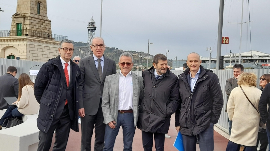 Desde la izquierda: Jordi Terradas, secretari general del Departament de Territori, Habitatge i Transició Ecològica de la Generalitat; José Alberto Carbonell, presidente de la AP de Barcelona; José Manuel Juárez, patró major de la Confraria de Pescadors de Barcelona; Albert Batlle, tercer Tinent d’Alcaldia de l’Ajuntament de Barcelona y David Pino, director del Port Vell. Foto C.C.