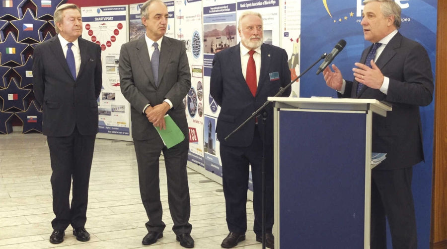 Izq.a dcha.: Luis de Grande, eurodiputado del PP y miembro de la Comisi&oacute;n de Transporte y Turismo del Parlamento Europeo; Francisco Mill&aacute;n Mon, eurodiputado del PP y miembro de la Comisi&oacute;n de Pesca del Parlamento Europeo; Enrique L&oacute;pez Veiga, presidente de la Autoridad Portuaria de Vigo; Antonio Tajani, presidente del Parlamento Europeo.