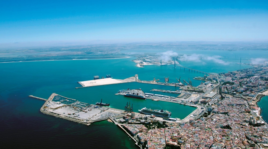 El primer cajón de la nueva terminal de contenedores en el Puerto de Cádiz ya está fondeado