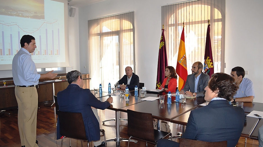 Antonio Sevilla explica la marcha del puerto a los directivos de la Regi&oacute;n de Murcia