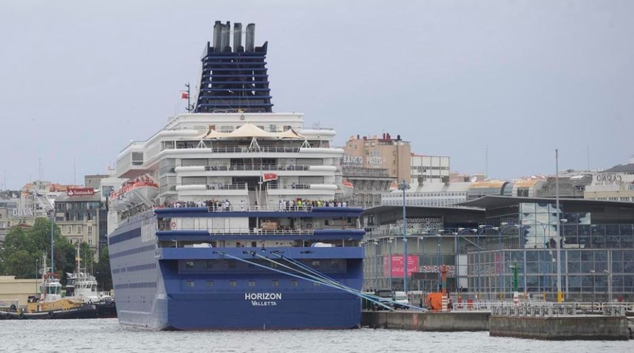 El crucero &quot;Horizon&quot; de Pullmantur realiza su primera escala en el Puerto de A coru&ntilde;a con casi 800 pasajeros