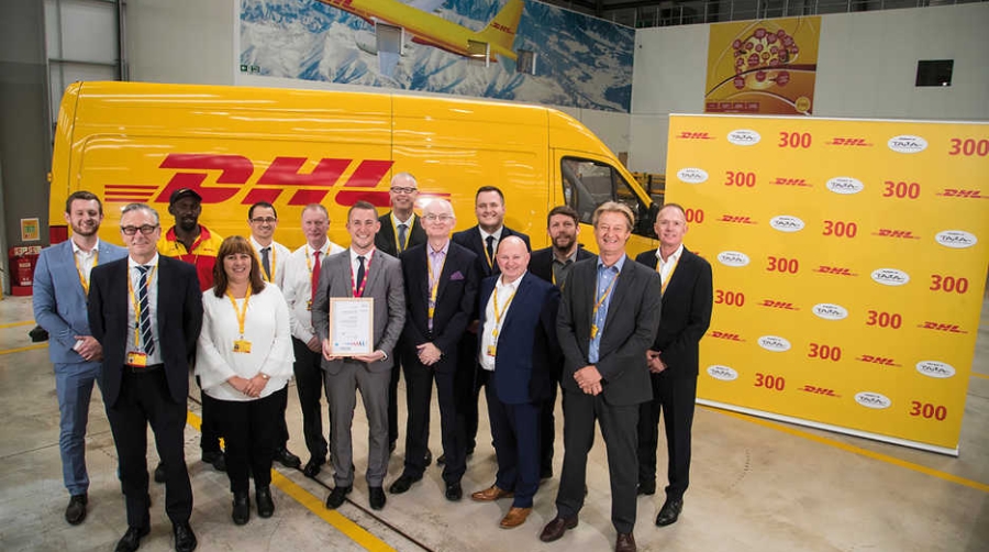 El equipo del Centro de Servicio de DHL Express en Birmingham con la certificaci&oacute;n..