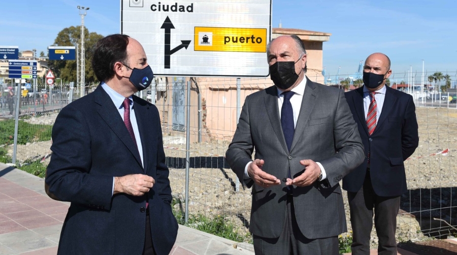 El presidente de la Autoridad Portuaria Bah&iacute;a de Algeciras, Gerardo Landaluce, dialoga con el alcalde de Algeciras, Jos&eacute; Ignacio Landaluce, en la visita realizada a las obras del Corredor Verde del entorno de la D&aacute;rsena del Saladillo que lleva a cabo la Autoridad Portuaria.