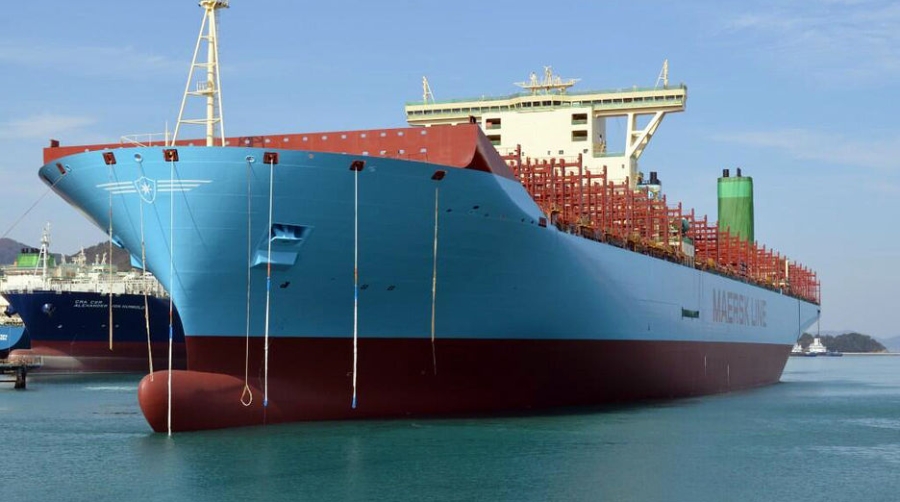 El primer Triple-E ya luce el &ldquo;azul&rdquo; Maersk
