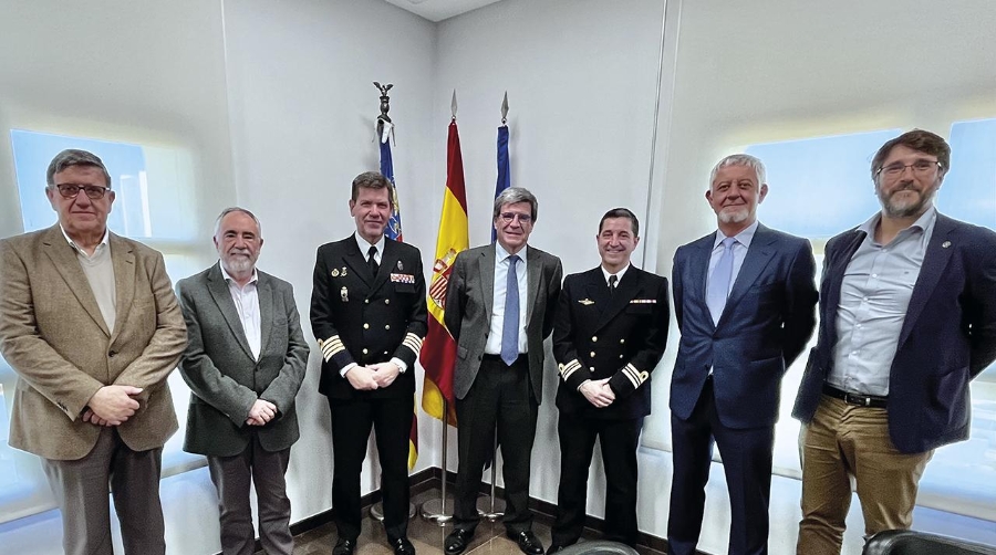 De izquierda a derecha: Néstor Martínez, adjunto a la Dirección de la APV; Francesc Sánchez, director general de la APV; Jesús Otero, comandante naval de Valencia; Aurelio Martínez, presidente de la APV; Celso Martínez, segundo comandante; Sebastián Naranjo, jefe de Protección de Instalaciones Portuarias de la APV; y Rubén Marín, jefe de Explotación de la APV.