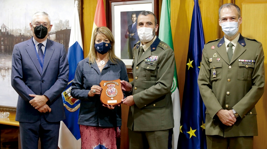 La Guardia Real visita el Puerto de Huelva