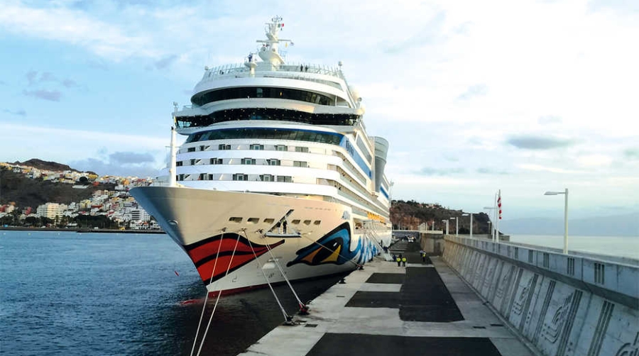 El crucero &quot;AIDAblu&quot; lleva 2.200 pasajeros a La Gomera en su primera escala