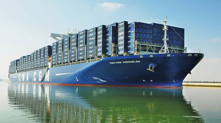 El &quot;CMA CGM Kerguelen&quot;, el mayor portacontenedores de la naviera francesa, atraviesa el Canal de Suez