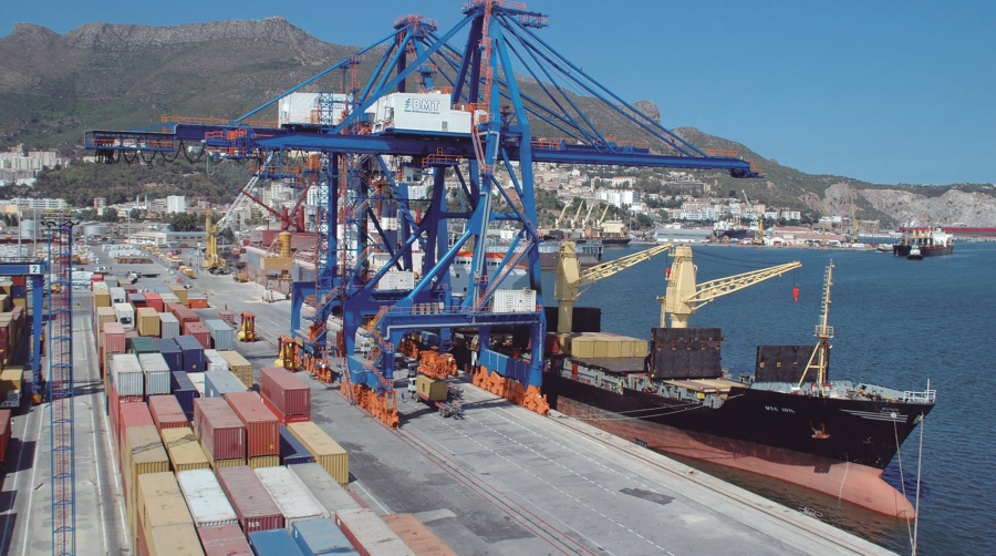 Instalaciones de Bejaia Mediterranean Terminal en el puerto argelino de Bejaia.