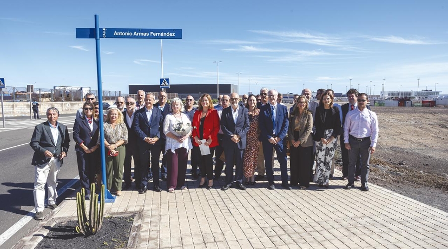 La figura de Antonio Armas Fernández fue puesta en valor por la presidenta de la APLP, Beatriz Calzada, en el acto de inauguración de la calle que lleva su nombre en el puerto de Las Palmas.