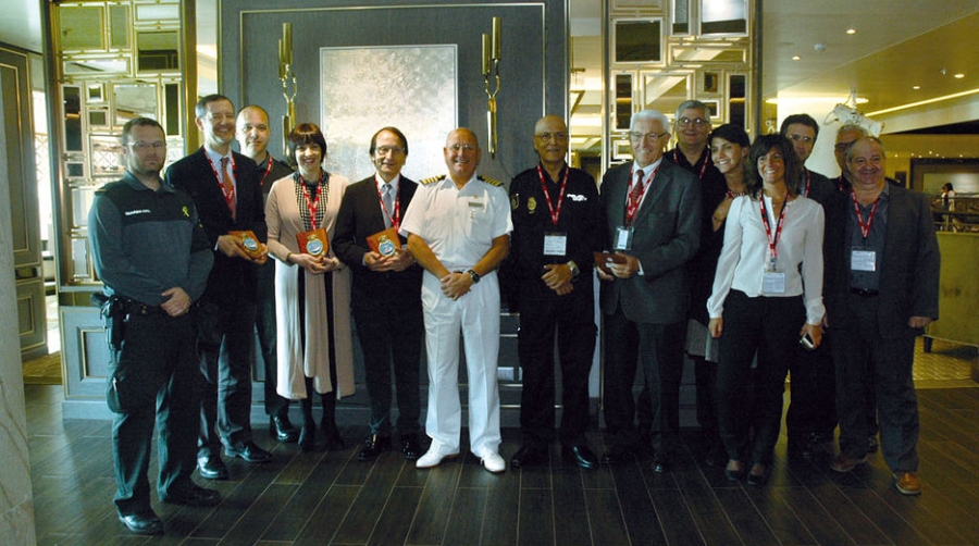 El Puerto de Barcelona entrega una metopa al crucero &quot;Britannia&quot;
