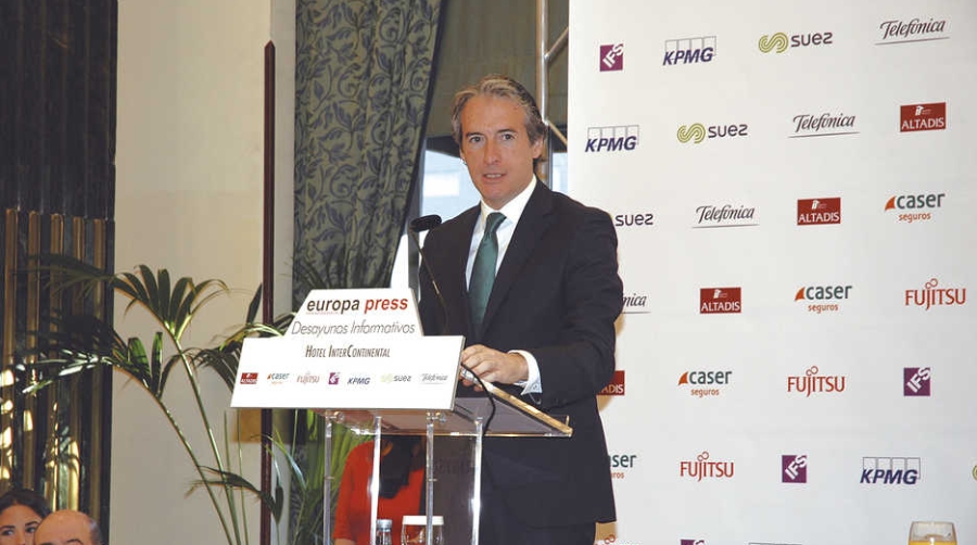 El ministro de Fomento, &Iacute;&ntilde;igo de la Serna, destac&oacute; ayer en Madrid la inversi&oacute;n realizada para conectar los puertos a la red ferroviaria, con una inversi&oacute;n de 1.400 millones de euros para los pr&oacute;ximos cinco a&ntilde;os. Foto I.Pe&ntilde;a.