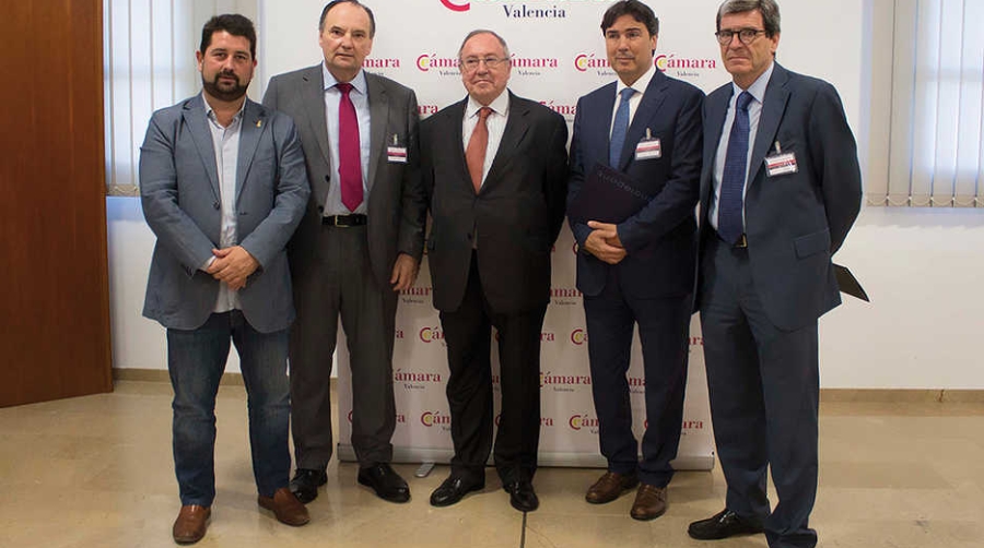 Natxo Costa, director general de Comercio y Consumo de la Generalitat Valenciana; Jos&eacute; Vicente Morata, presidente de C&aacute;mara Valencia y de la comisi&oacute;n de Puertos de la C&aacute;mara de Espa&ntilde;a; Jos&eacute; Luis Bonet, presidente de la C&aacute;mara de Espa&ntilde;a; Jaime Gonz&aacute;lez, presidente de la Autoridad Portuaria de Santander y Aurelio Mart&iacute;nez, presidente de la Autoridad Portuaria de Valencia.