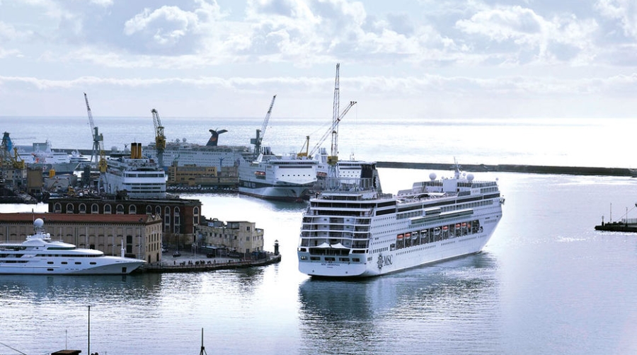 El &quot;MSC Armonia&quot; llega al Puerto de SC de La Palma donde operar&aacute; hasta abril