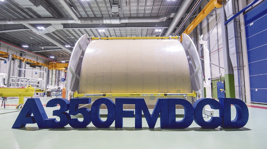 La puerta de carga de la cubierta principal del A350F es la más grande de la industria.
