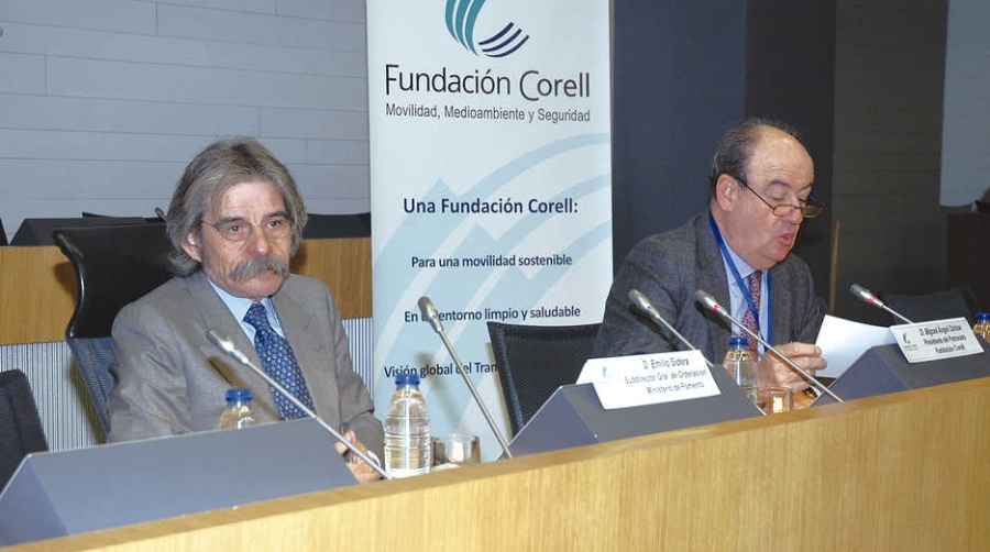 Emilio Sidera, subdirector general de Ordenaci&oacute;n y Normativa del Territorio Terrestre del Ministerio de Fomento; y Miguel &Aacute;ngel Ochoa, presidente del Patronato de la Fundaci&oacute;n Corell. Foto I.Pe&ntilde;a.