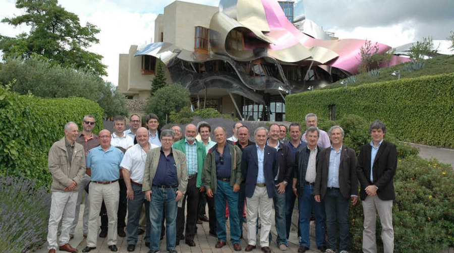 Una treintena de socios del Propeller Club del Pa&iacute;s Vasco-Port of Bilbao participaron el viernes en una jornada que brind&oacute; la oportunidad de admirar un lugar &uacute;nico. Foto J.P.
