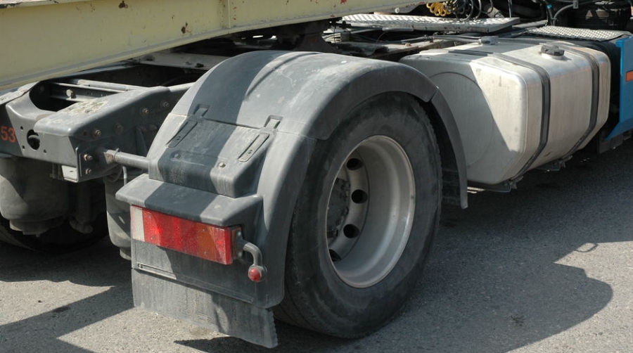 La CNC investiga al transporte por carretera en los puertos de Santander y Alicante