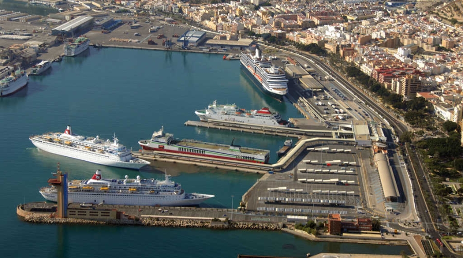 El mal tiempo obliga a cancelar los ferrys que salen desde Almer&iacute;a