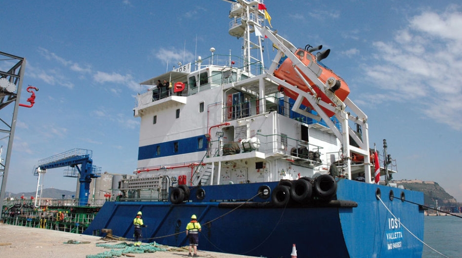 Alfaship recibe la gabarra de Aegean Bunkering Services que operar&aacute; en el Puerto de Barcelona