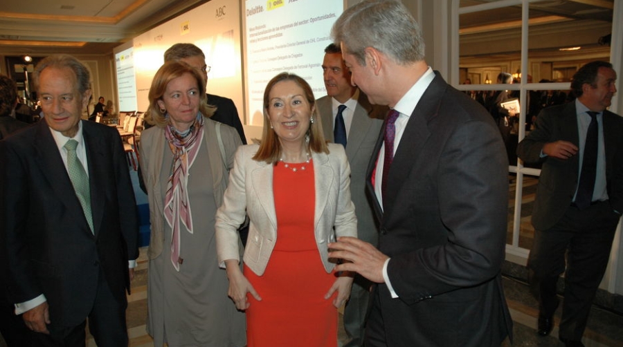 Pastor confirma la bajada de tasas portuarias y la reforma del actual modelo concesional