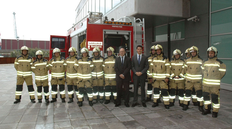 La AP de Bilbao y la Diputaci&oacute;n presentan los nuevos trajes de los bomberos de bizkaia