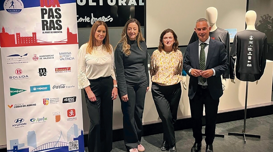 Elvira Bioque, presidenta del Club d’Atletisme Poblats Marítims; Rocío Gil, concejala de Deportes del Ayuntamiento de Valencia; Marta Villalonga, jefa de gabinete de la presidencia de la Autoridad Portuaria de Valencia; y Víctor Hernández, director regional de Comunicación, Sostenibilidad y Relaciones Institucionales de El Corte Inglés; durante la presentación de la prueba.