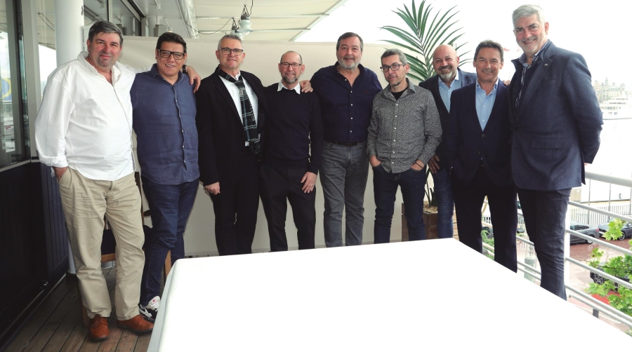 La organización de la Fiesta ultimó detalles del evento el pasado 14 de mayo. De izquierda a derecha: Jaume Sistané (Fracht), Joan Cantarell (ONE), Wences Vergés (Sparber Group), Juan Carlos Sarmentero (Grupo Diario – Diario del Puerto), José Antonio Jimeno (Qualitainer), Jordi Llopis (Bissual), Gabi Ortega (Click and Cargo), Paco Núñez (CEDASA) y Paco Prado (Grupo Diario – Diario del Puerto).
